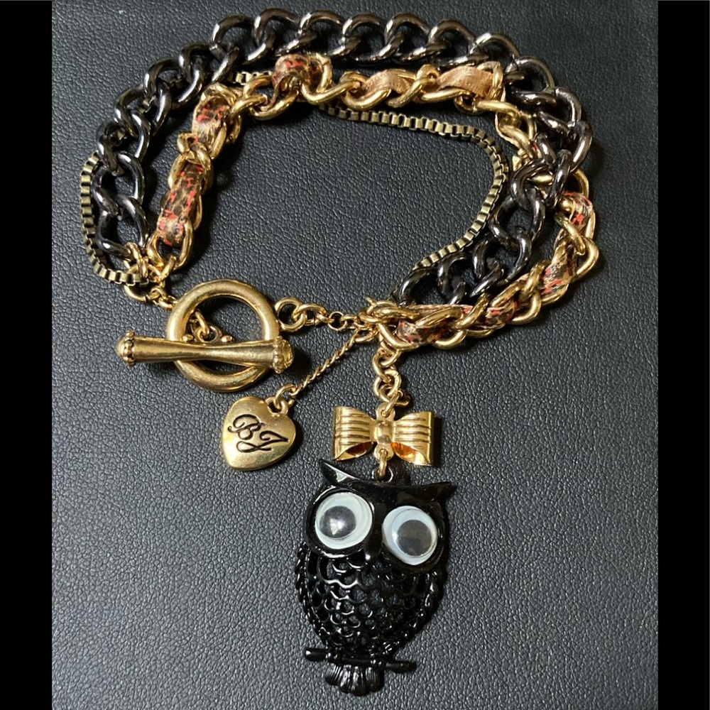 BETSEY JOHNSON Black Owl Ribbon Charm Toggle Hook Bracelet